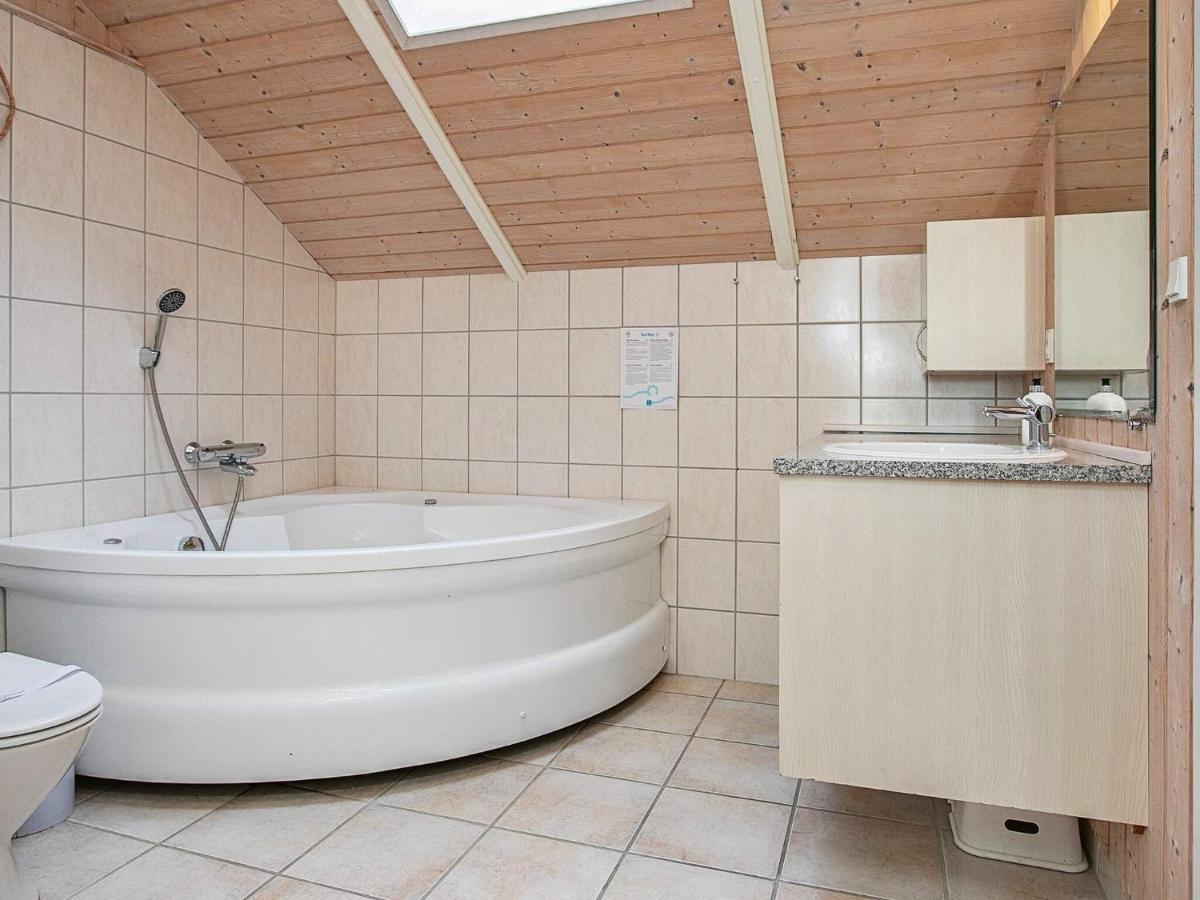 Four-Bedroom Holiday Home In Vaeggerlose 8 Bøtø By Екстериор снимка